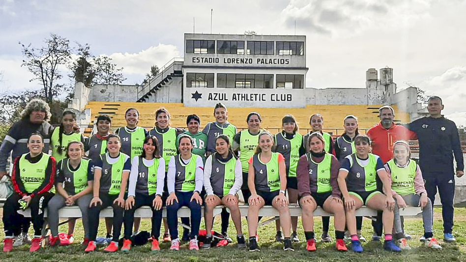 La delegación de Azul Athletic Club que estará presente en la Copa Federal por la Primera División del Fútbol Femenino.
