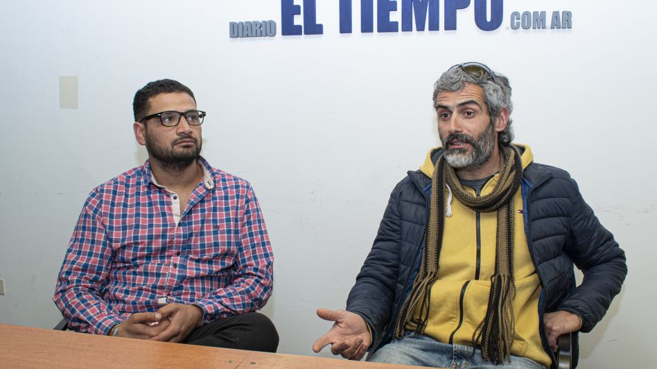 Emiliano Tuinstra y Juan Ignacio Ciano, contaron a este diario la experiencia de vivir un día como linyeras en Azul. NACHO CORREA