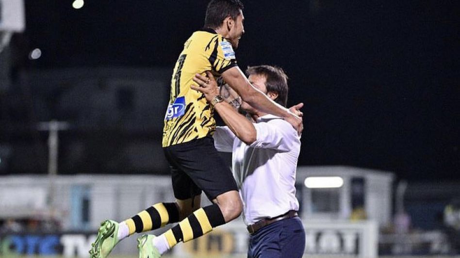 Orbelín Pineda festeja su gol con el azuleño. Foto: internet.