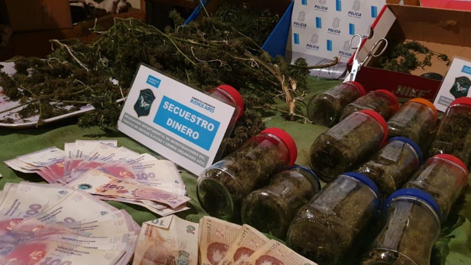 Los frascos con marihuana secuestrados en el allanamiento. ARCHIVO/DROGAS ILÍCITAS AZUL/PBA