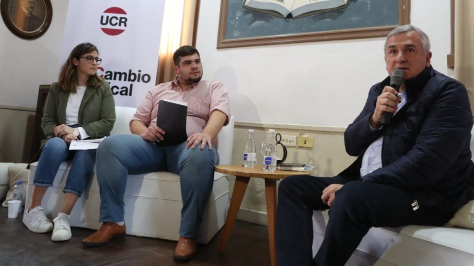 Los dirigentes azuleños Bárbara Garro y Nicolás Tumminaro junto al gobernador de Jujuy y presidente de la UCR Nacional, Gerardo Morales.