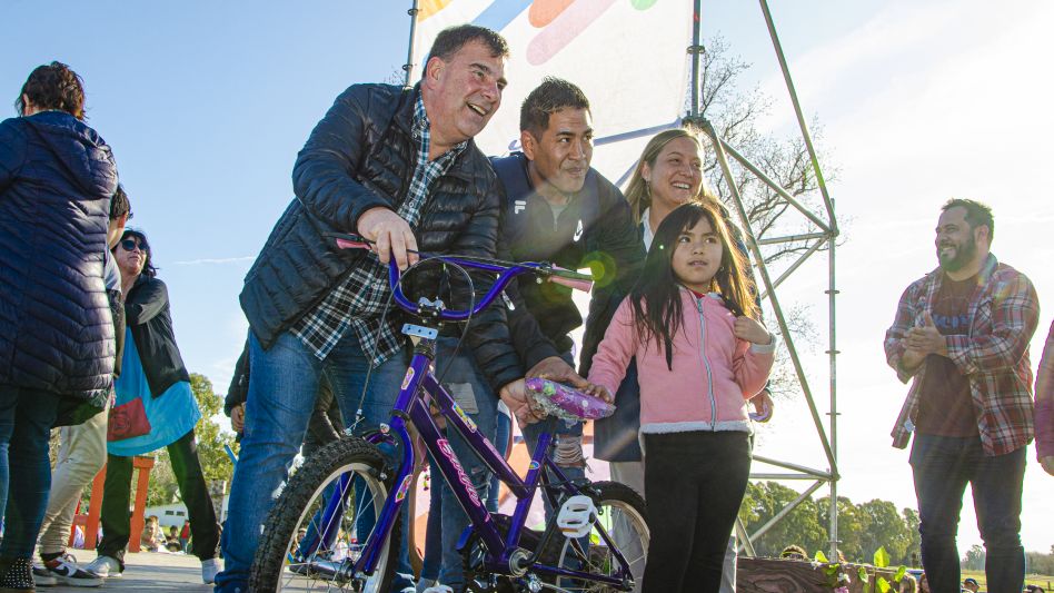 Se sortearon bicicletas y tablets para los chicos que asistieron. 