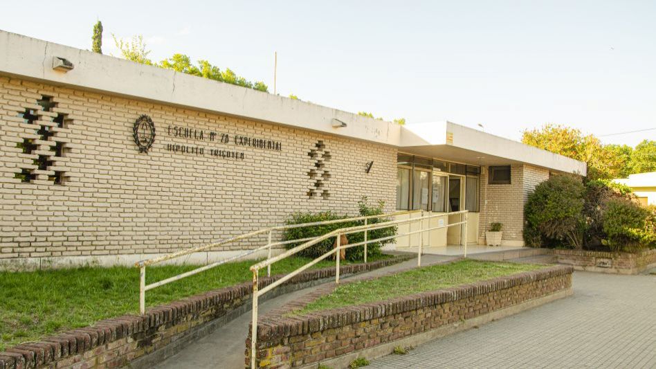 La experiencia involucra a 500 escuelas de  jornada simple e incluye 6 horas los sábados