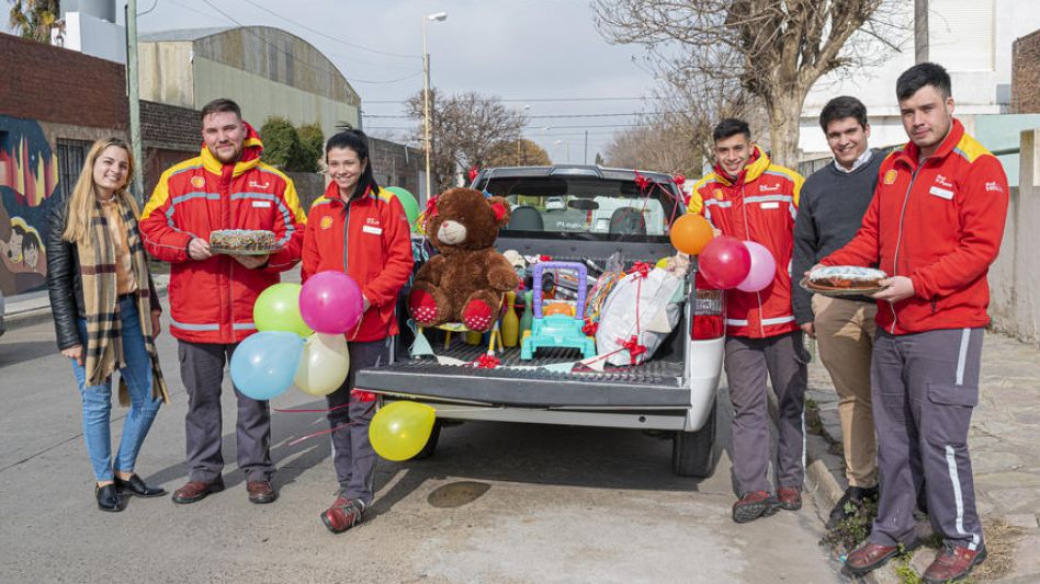 El lunes por la tarde los empleados y los encargados de la sucursal local de Shell llegaron con regalos y tortas para los chicos y compartieron un lindo momento.   FOTOS NICOLÁS MURCIA   