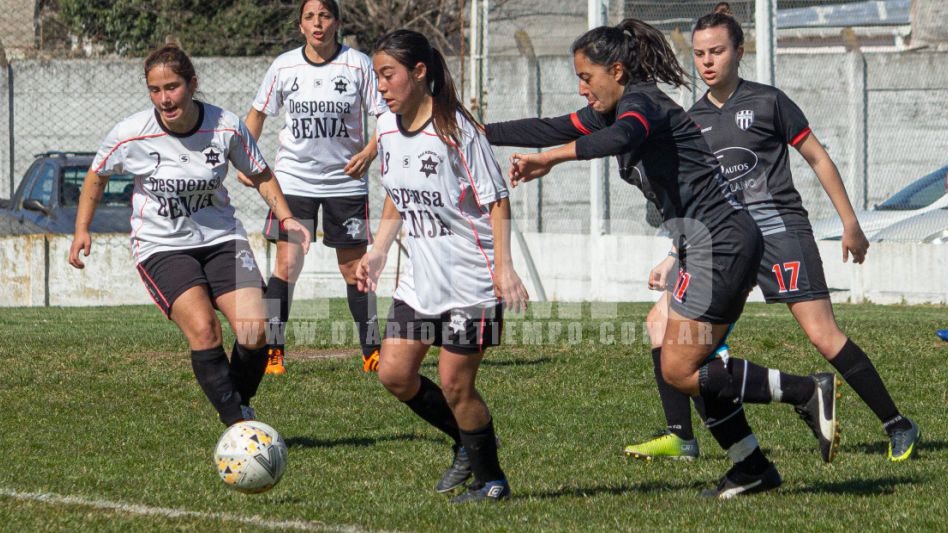 En un entretenido encuentro, Alumni superó a Athletic por 2 a 1 y se quedó con el clásico de Fútbol Femenino. Foto: Nicolás Murcia.