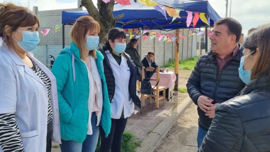 El intendente municipal Hernán Bertellys compartió un tramo de la jornada que se realizó ayer en el CAPS N° 3 ubicado en el barrio Villa Piazza Norte. FOTO: PRENSA MUNICIPAL