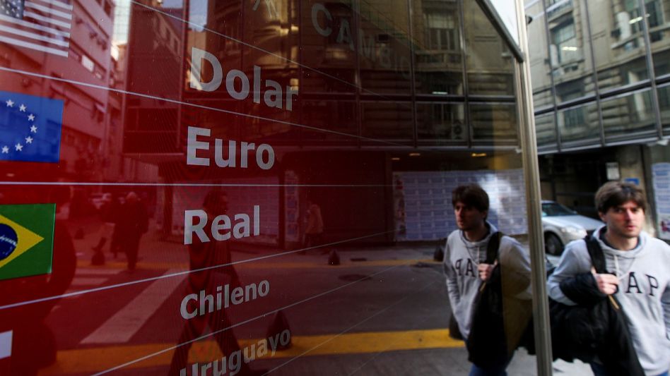 Impedirán comprar dólar ahorro a quienes mantengan los subsidios