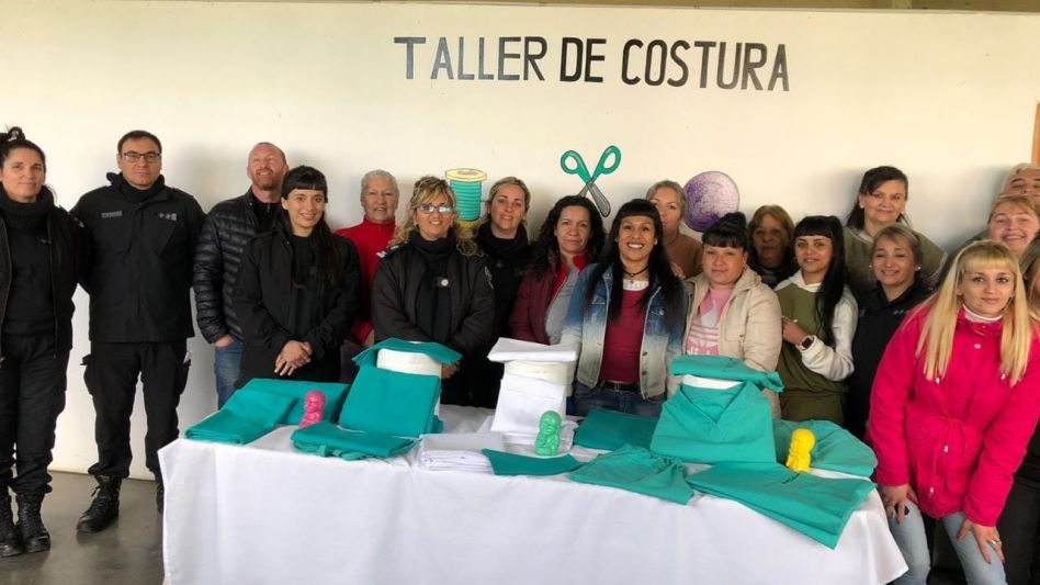 Mujeres confeccionaron 300 sábanas e indumentaria quirúrgica para el Hospital Pintos