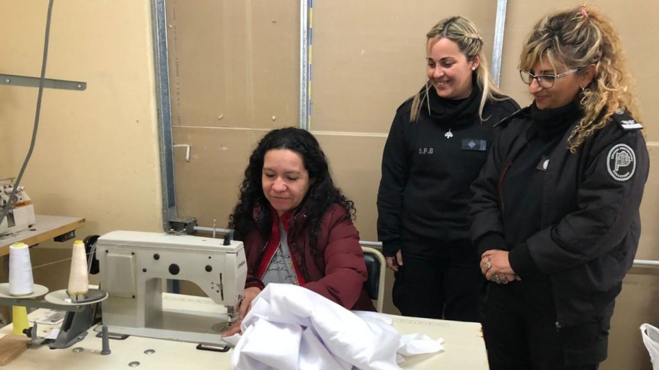 Mujeres confeccionaron 300 sábanas e indumentaria quirúrgica para el Hospital Pintos