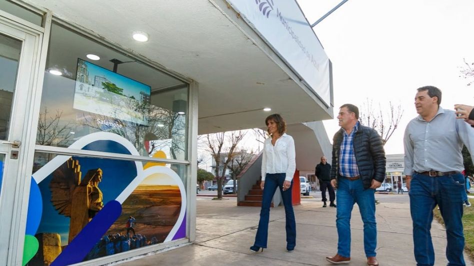 El Intendente recorrió la renovada Oficina de Información Turística 