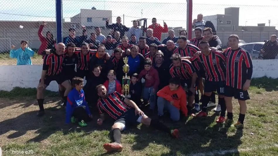 Los jugadores de Chacarita festejan la obtención de la primera edición de la Copa Azuleña de Fútbol Senior ?Seguro Metal?. 