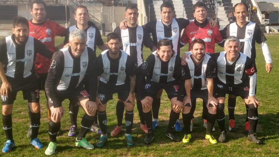Alumni Azuleño jugará de local en la anteúltima ronda de la Copa Argentina Senior, para jugadores mayores de 35 años y tratará de conseguir un lugar en la fase final que se jugará en Bariloche. 