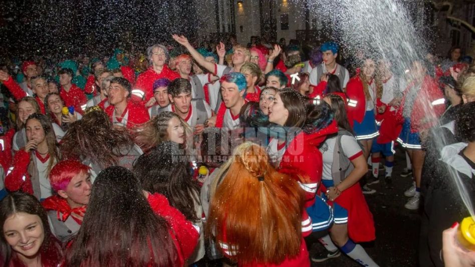 La lluvia no pudo contra la fuerza y el color de la Promo 2022