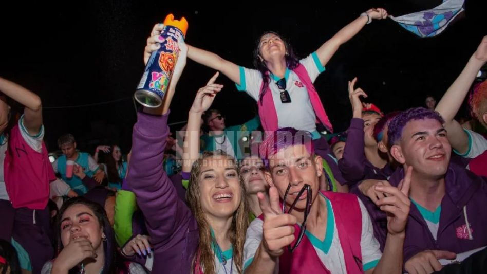 La lluvia no pudo contra la fuerza y el color de la Promo 2022