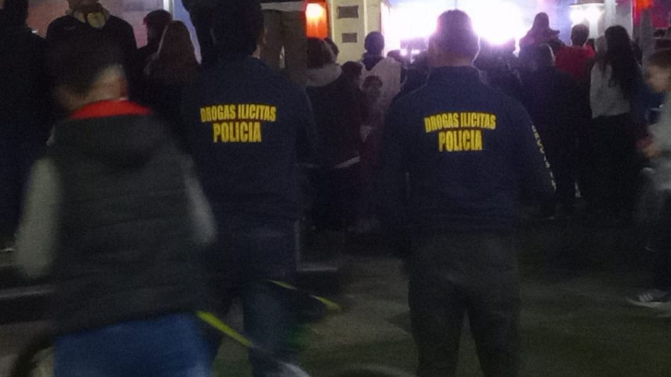 De acuerdo con lo informado desde la Policía, no se detectaron infracciones a la ley de estupefacientes durante la presentación de trajes de la Promo 2022. FOTOS: DROGAS ILÍCITAS AZUL/PBA