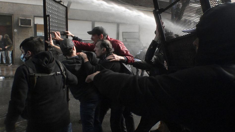 Tres dirigentes detenidos y cinco policías heridos tras la rotura del vallado