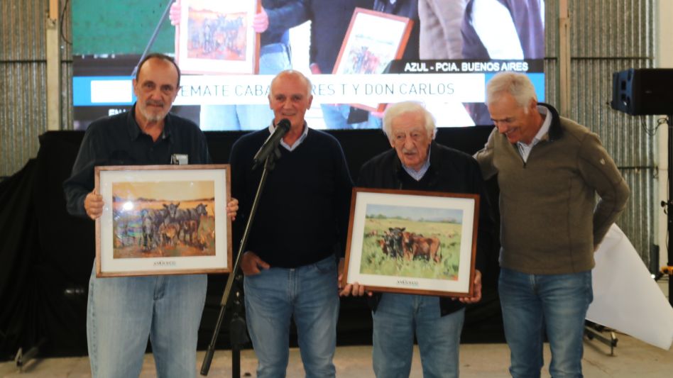 Alfredo Gusmán; Alfonso Bustillo (Pte Angus) Antonio Tabanelli y Manuel Olarra Linch (Vice Pte Angus)  en 