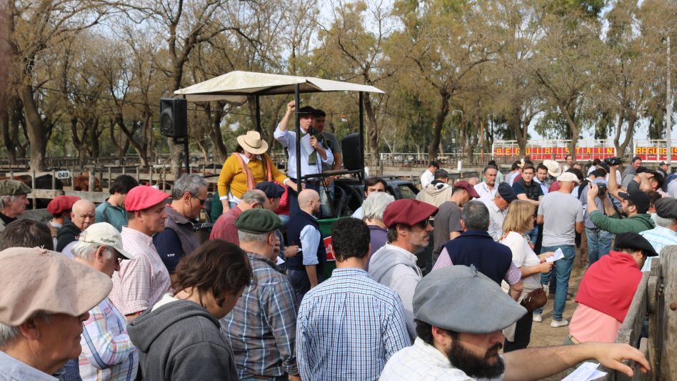 Juan Wallace conduciendo la subasta 45° Aniversario de la firma.
