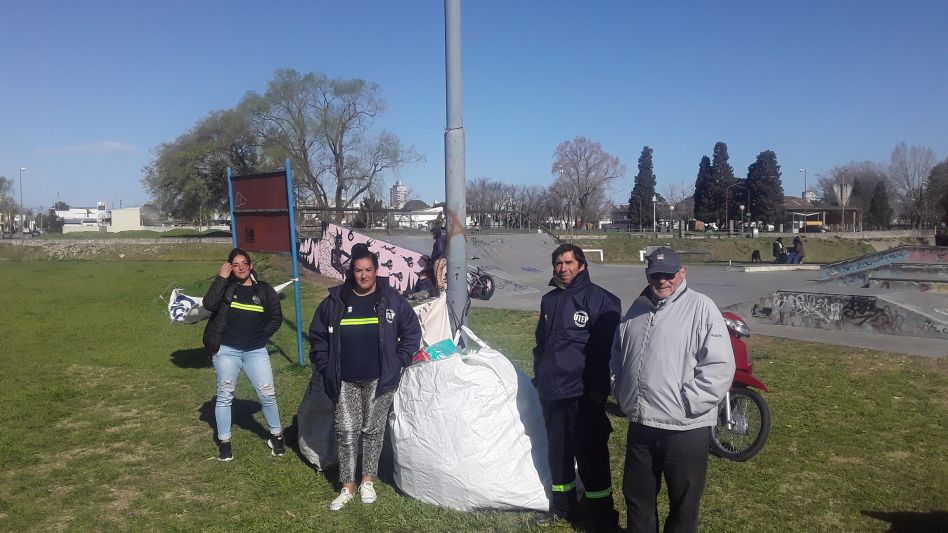 Recuperadores locales le hicieron frente al viento en la tarde del sábado y llevaron adelante una nueva jornada de acopio de materiales reciclables.    AGUSTÍN SCALCINI