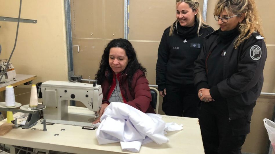 Una de las máquinas del taller textil intra muros que se utilizó para la confección de sábanas e indumentaria que fue donada al Hospital Pintos. PRENSA/SPB