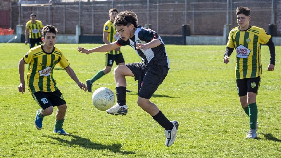 Alumni y Piazza se midieron por la cuarta fecha del Torneo Clausura de Inferiores. NICOLÁS MURCIA