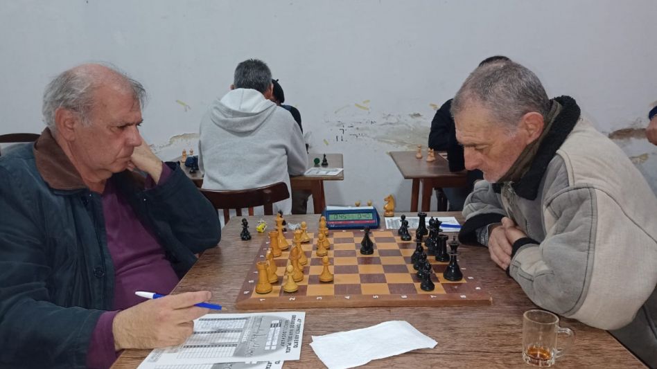 Gustavo Godoy (izquierda) y Alfredo Davis (derecha) se enfrentaron por la quinta fecha del Torneo Bar Net, que cuenta con la organización del Círculo de Ajedrez de Azul.