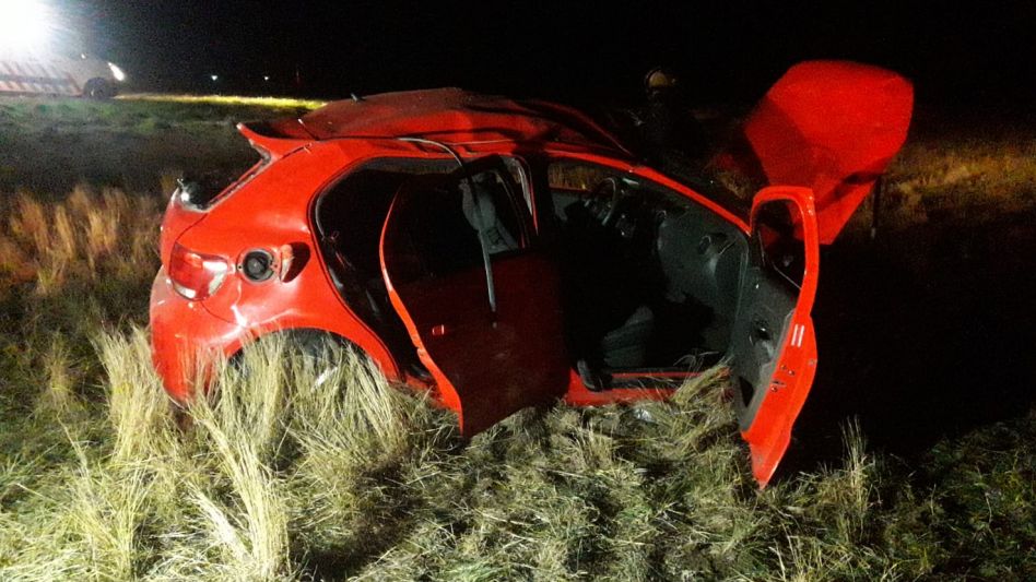 Despiste y vuelco de un auto: un muerto y cinco heridos