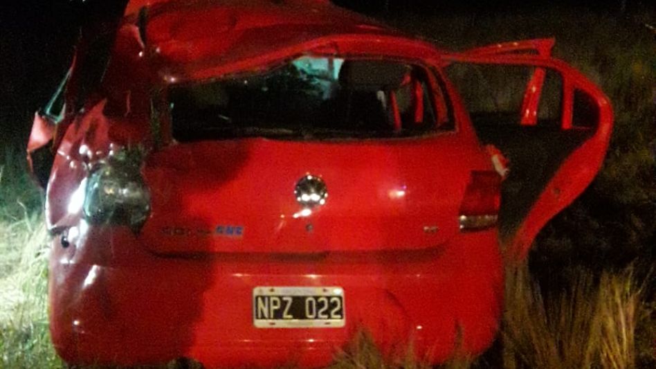Despiste y vuelco de un auto: un muerto y cinco heridos