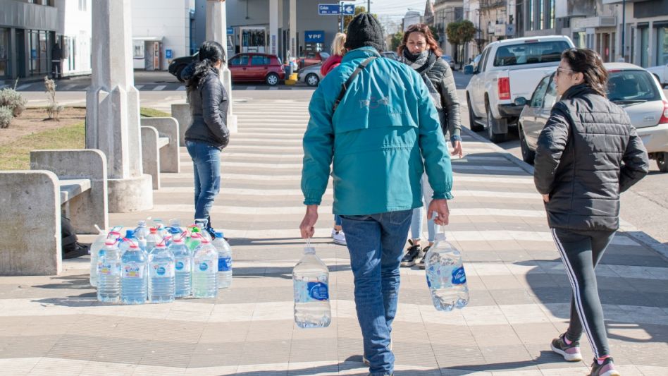 Una nueva colecta de agua para los vecinos del sector de Villa Piazza Sur que convive con la problemática de los pozos contaminados, según análisis realizados por la CEAL. FOTOS NICOLÁS MURCIA
