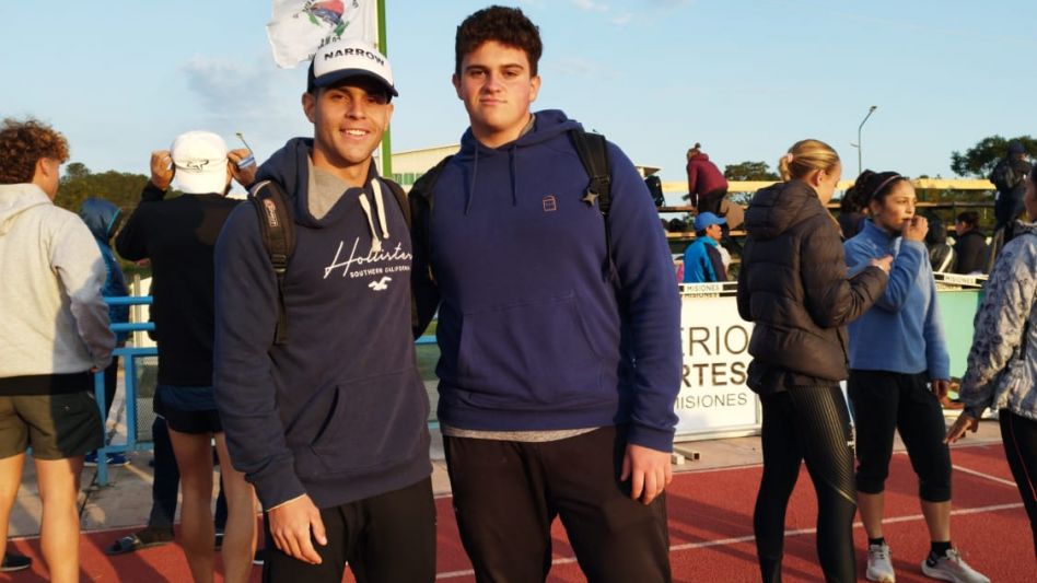 Gastón Larraburu (izquierda) y Juan Arrieguez (derecha), que representan a la Escuela Municipal de Azul, lograron una medalla de bronce y una de plata, respectivamente en el Nacional U23 de Atletismo.