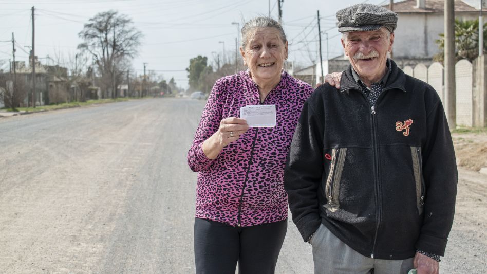 Los vecinos del barrio Monte Viggiano, María Recofsky y Carlos Echeverría, llevan prácticamente la mitad de sus vidas reclamando por el asfalto en la actual calle Lavalle Norte. FOTO NICOLÁS MURCIA