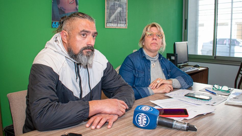 Lucas García y Vanina Zurita durante la conferencia de prensa realizada ayer en la sede de ATE Azul. NICOLÁS MURCIA  