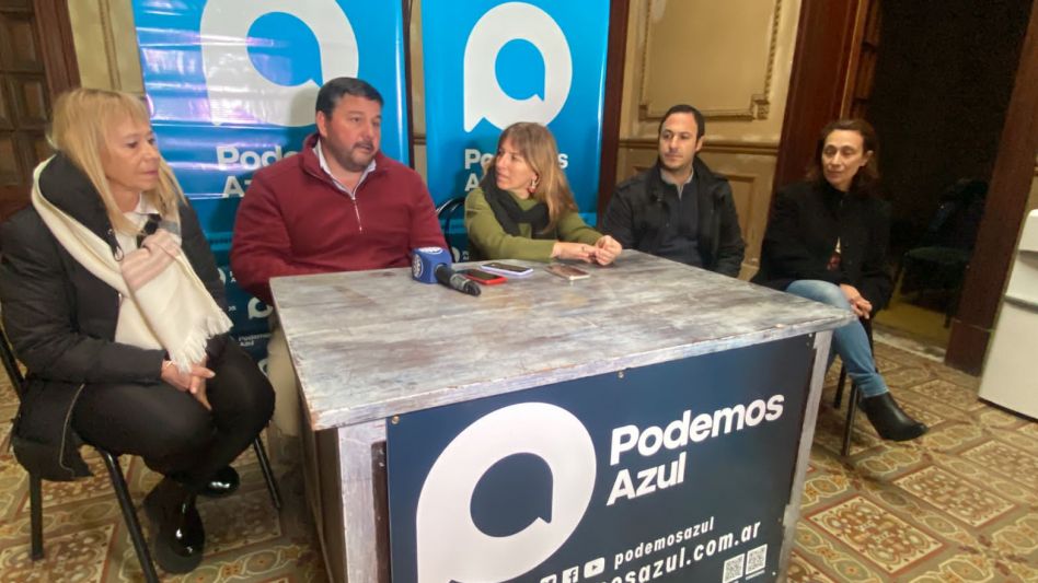 Sandra Larsen, Juan Font, Ximena Bengolea, Tomás Moreno y Carolina Garro durante la conferencia de prensa en la que anunciaron la renovación de autoridades en Podemos Azul. NACHO CORREA