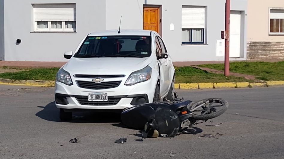 La colisión entre una moto y un auto sucedió en la mañana de este miércoles en Mitre y Jujuy. FOTOS: CPA/PBA