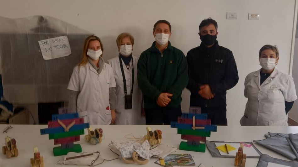 Los juegos didácticos de madera confeccionados por los internos fueron entregados al director del Hospital Materno Infantil, Dr. Néstor Cousté.. PRENSA/SPB