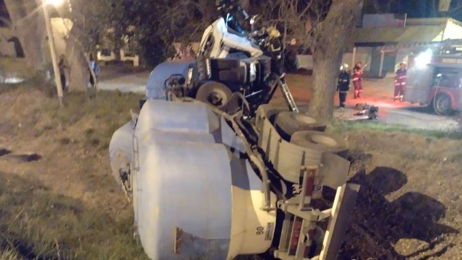 Poco antes de la hora seis de ayer el fatal siniestro de tránsito se produjo, sobre la Ruta 3, en cercanías al ingreso a Cacharí.  FOTOS: SUBCOMISARÍA CACHARÍ/PBA