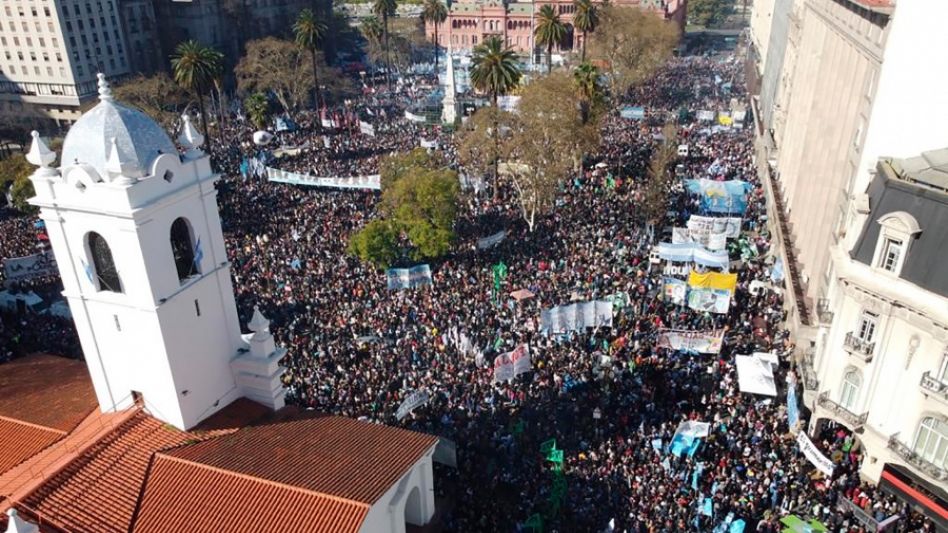 Multitudinaria marcha a Plaza de Mayo y llamado a la unidad nacional: "El odio afuera"
