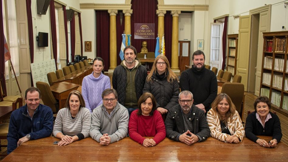 Con la notable ausencia de representantes del interbloque oficialista de Juntos, los ediles azuleños manifestaron su enérgico repudio al ataque sufrido por Cristina Fernández de Kirchner. 