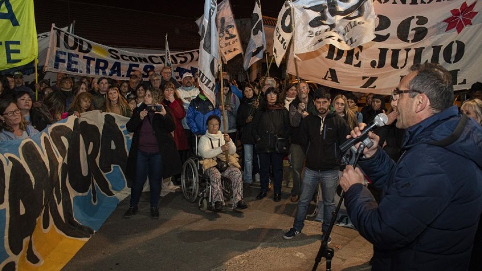 El presidente del PJ local, Nelson Sombra, el viernes pasado cuando habló ante los militantes y dirigentes que se convocaron para repudiar el ataque a Cristina Kirchner y apoyar la democracia. 