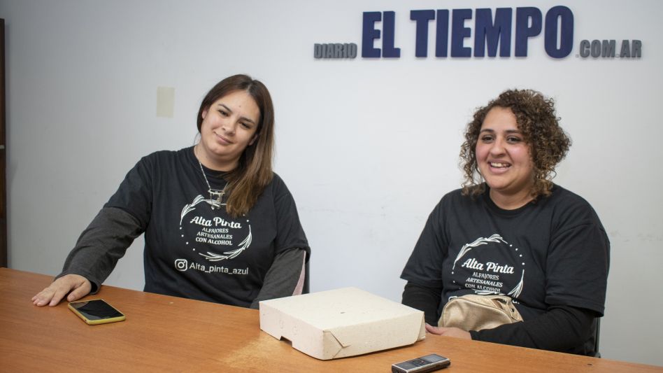 Joana y Andrea son las cocineras que elaboran exquisitos alfajores con alcohol.      NACHO CORREA 