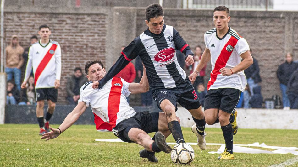 Alumni y River volverán a verse las caras luego de la final del Apertura. El cotejo, que será el más importante de la cuarta fechas, se disputará en el Emilio S. Puente. ARCHIVO/NACHO CORREA