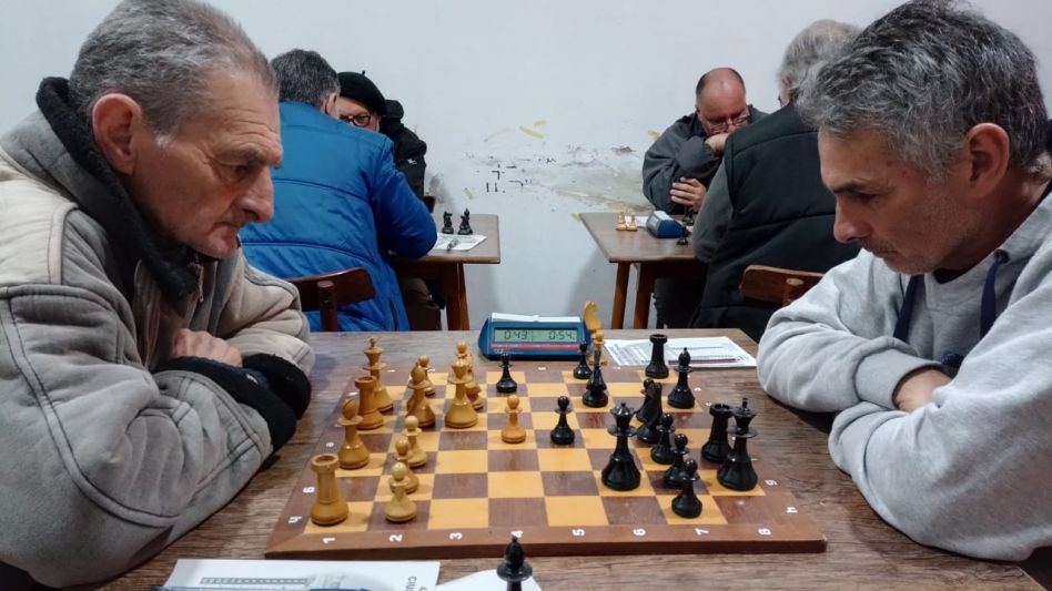 Duelo de hermanos: Alfredo Davis (blancas) perdió con Eduardo y con la derrota, las chances de ganar el campeonato, finalizando segundo por sistema de desempate. 