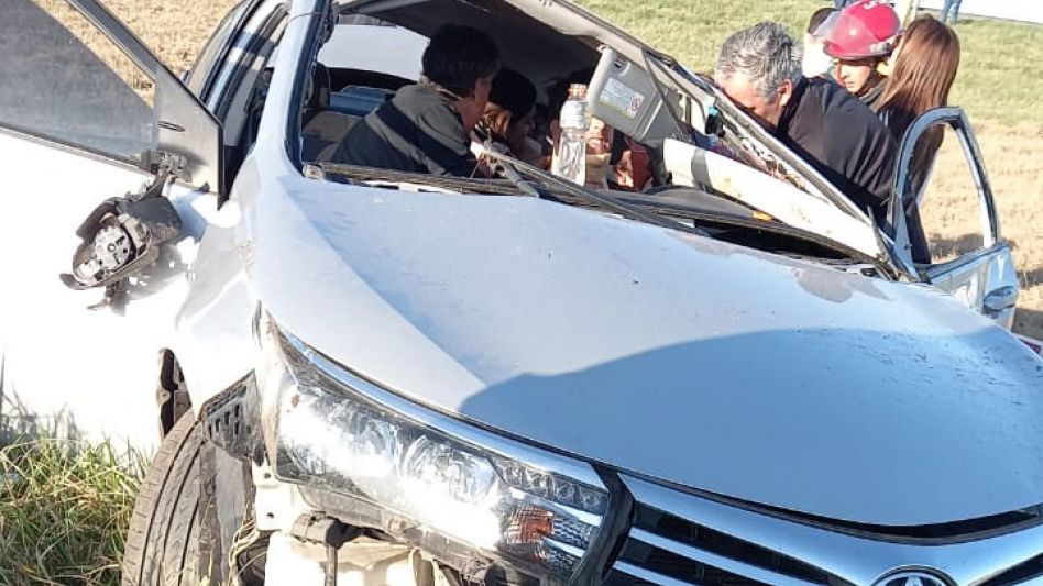 La familia que viajaba en el rodado no sufrió lesiones de gravedad. El siniestro vial sucedió en la tarde de hoy domingo. FOTOS: VIAL AZUL/PBA