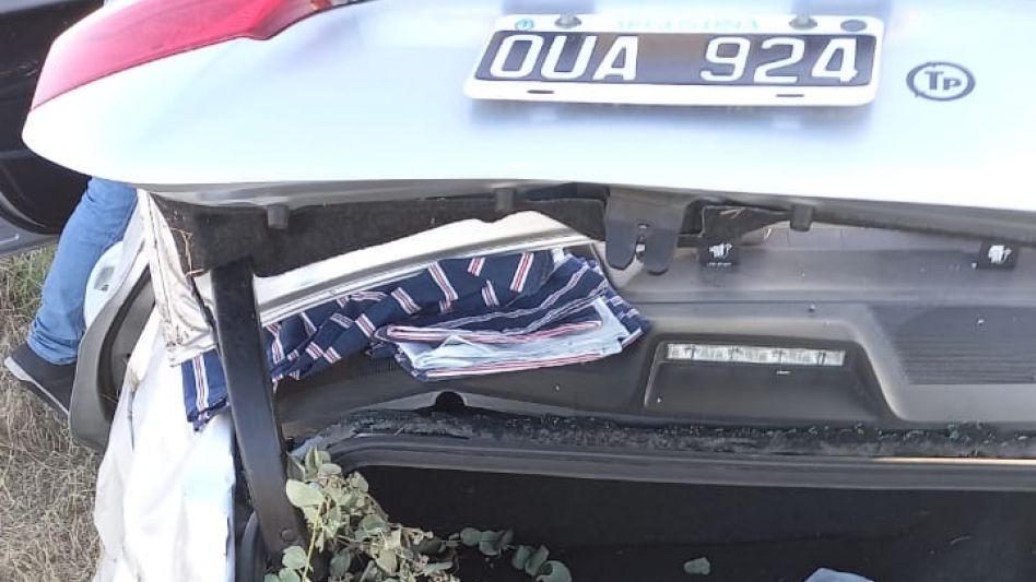 Un automóvil se despistó y volcó