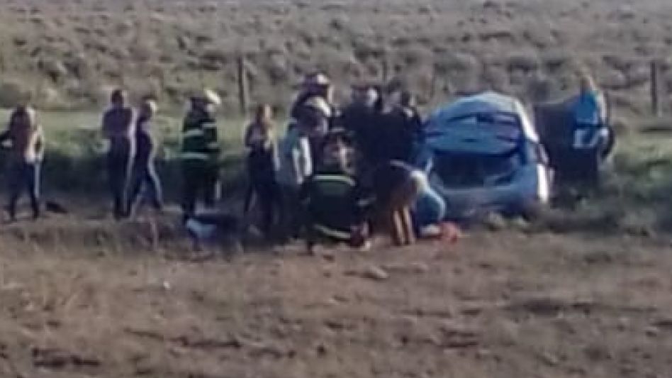 Un automóvil se despistó y volcó