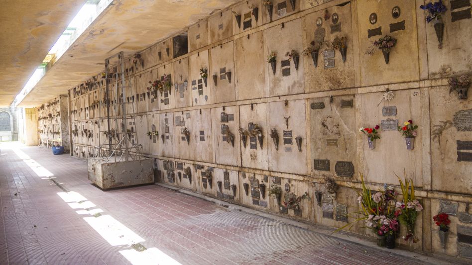 Denuncian vandalismo en  un sector del cementerio