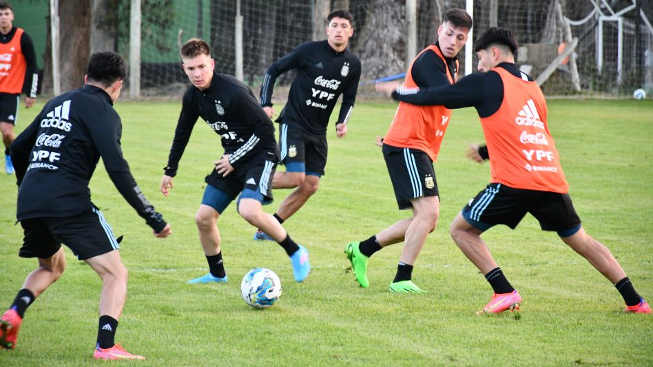 Ya instalados en Punta del Este, los juveniles argentinos tuvieron ayer su primera sesión de trabajos. En el centro de la imagen se encuentra el azuleño Franco Mastantuono. Foto: AFA.