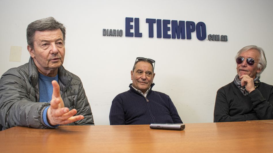 Nano Inza, Pirula Libonatti y Cucho Ballesteros, tres de los integrantes de la legendaria banda azuleña Peso Neto. NACHO CORREA