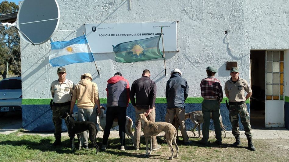 Los cinco arrestados ayer por caza furtiva. Según lo informado, todos figuran con domicilios en Azul. CPR AZUL/PBA