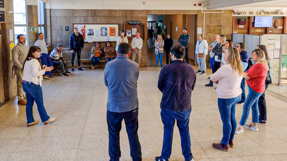 Los judiciales resolvieron ayer, en la asamblea de Azul, solicitarle al gobierno provincial que la pauta salarial anunciada por el Ejecutivo se cobre por recibo especial durante el presente mes.